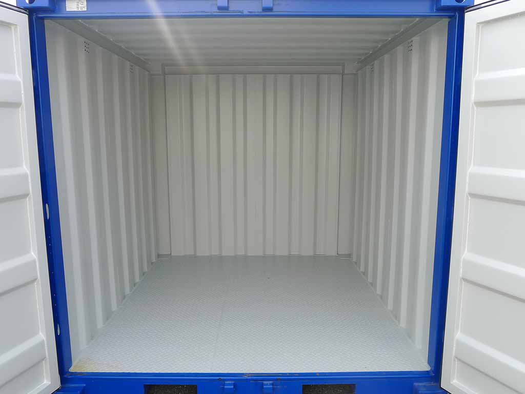 Intérieur d'un box de stockage vide et propre